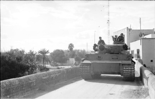Bundesarchiv_Bild_101I-049-0008-31_Tunesien_Panzer_VI_Tiger_I.jpg