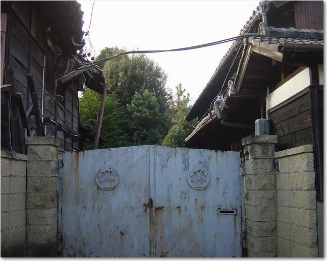 07家紋つき門.JPG