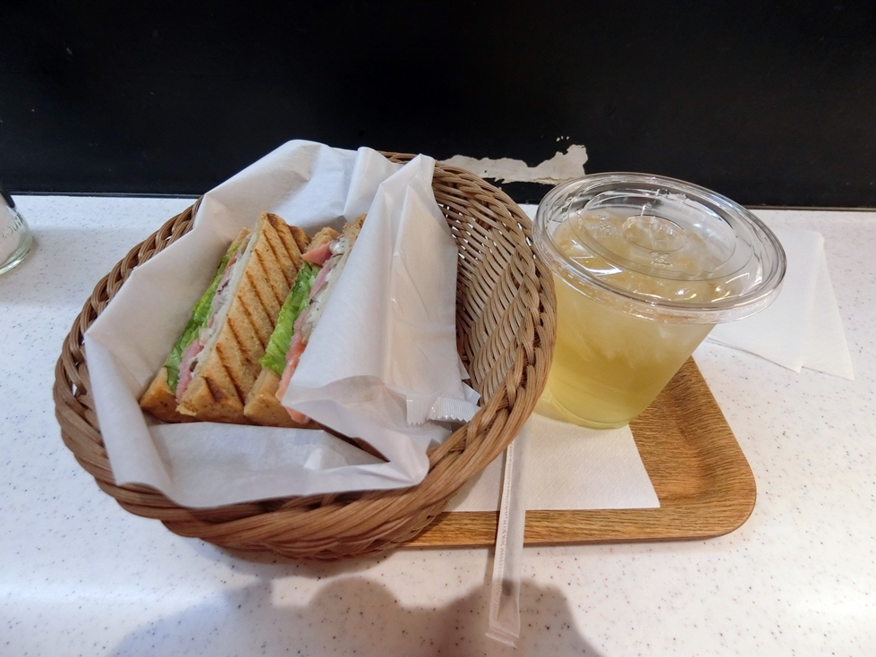 Caffe Appassionato　トリュフ香るキノコベーコンサンド＆アップルジュース.JPG