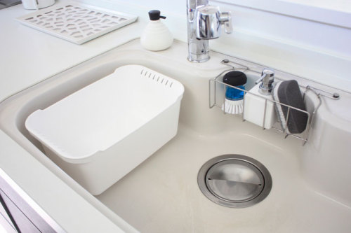 我が家のシステムキッチン　暮らしの雑貨　WAGAYA　（わがや）　シンクにスッキリ収まるウォッシュタブ（洗い桶）　白で統一したスッキリスマートなキッチン　　.jpg