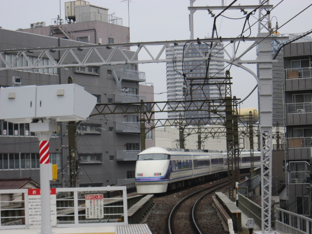 とうきょうスカイツリー駅を出発するスペーシァ雅