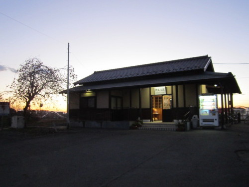 夕暮れの騰波ノ江駅