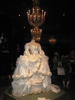 マリーアントワネット展 白いドレス.jpg