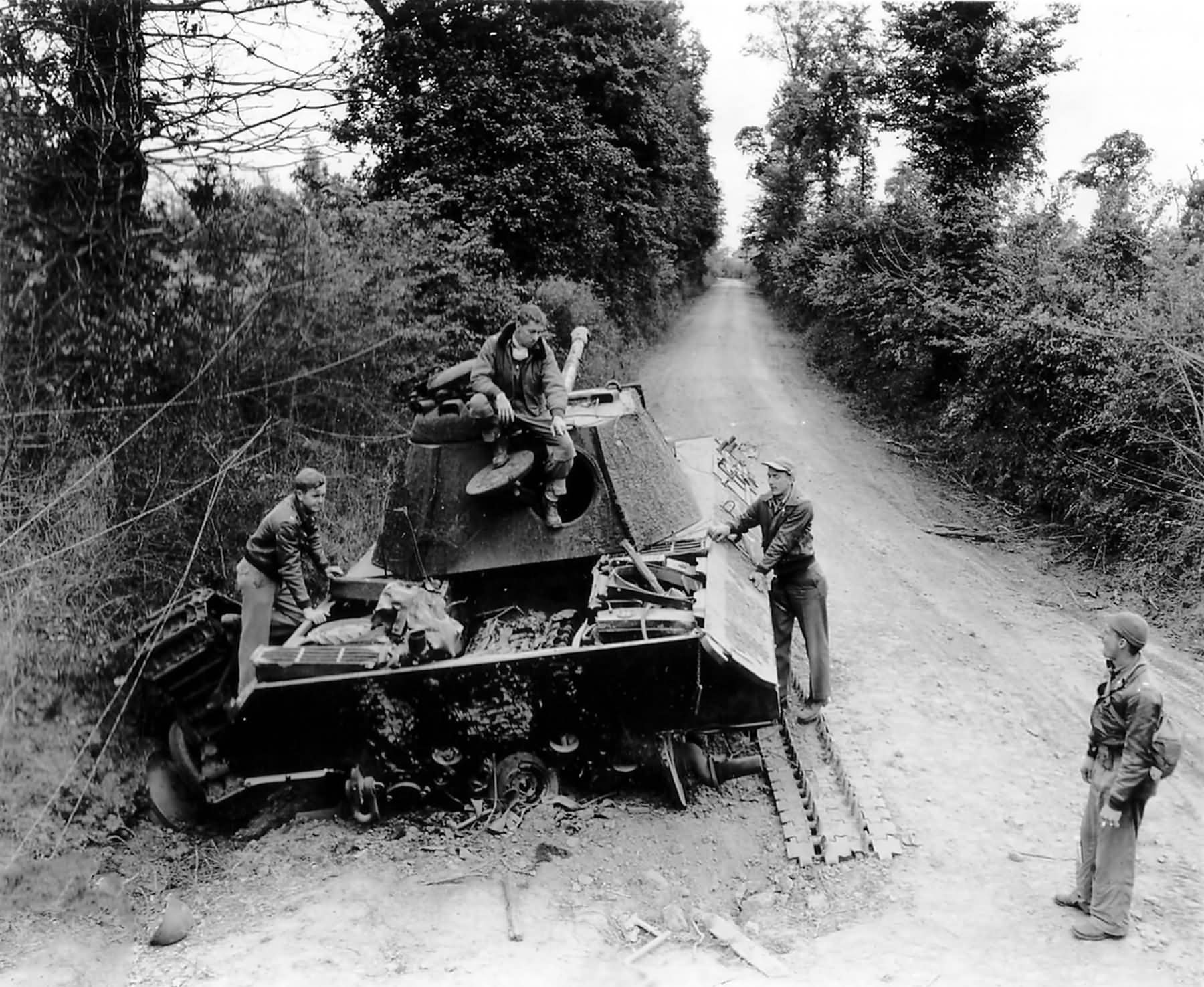 Destroyed_Panther_Engine_Bay_France_1944.jpg
