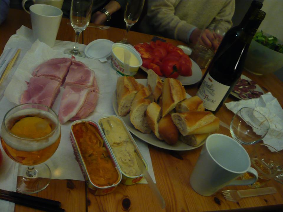 パリのホテルで買い出し夕食。パンもハムもワインももちろん美味しい。