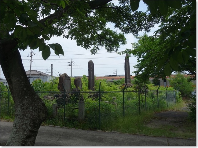 38すぐ隣は関西本線です