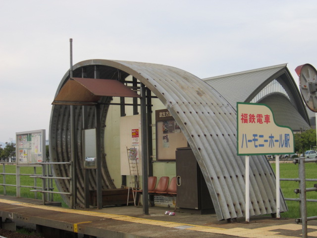 ハーモニーホール駅の待合室