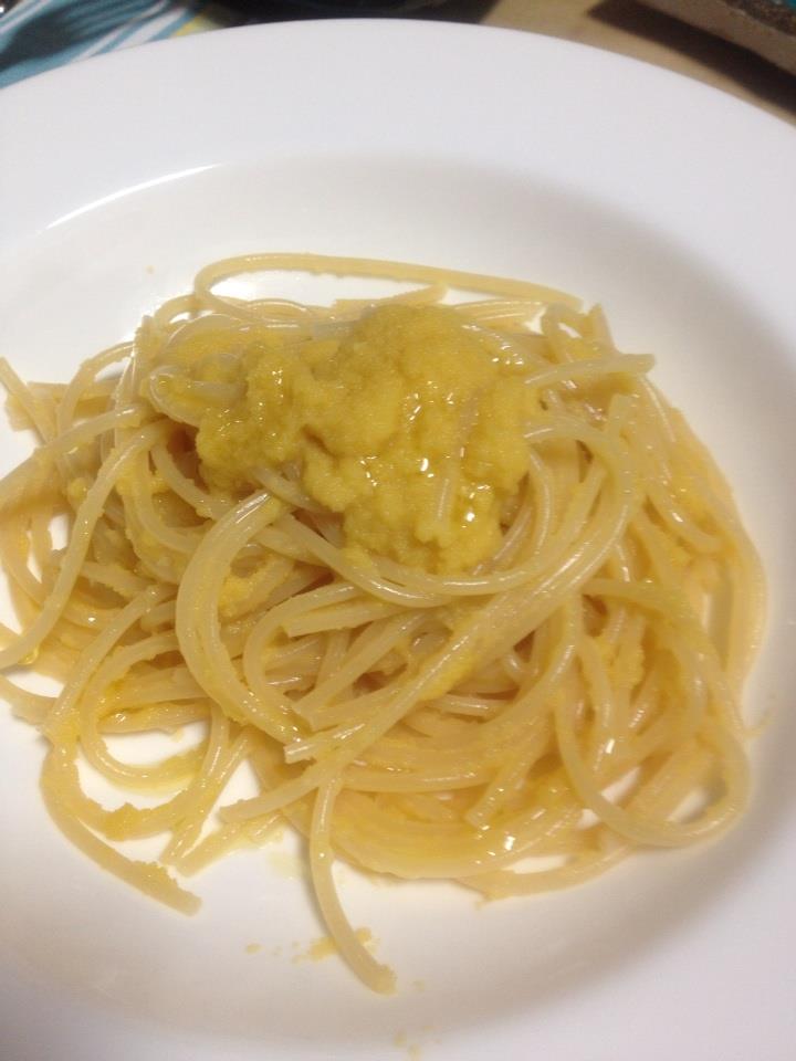 男の料理2品目。
生カラスミのスパゲティ。
白ワインでのばして、シンプルなオイル系に仕立てた。
レモンやクリーム系にも合いそうなので次回試してみたい。
麺はラモトばりのアルデンテ^ ^