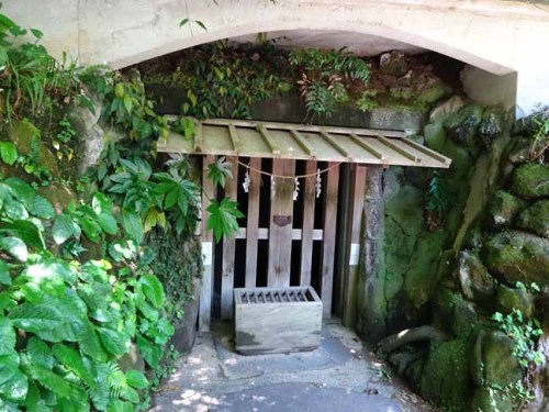 鎌倉宮 護良もりなが親王　土牢.JPG