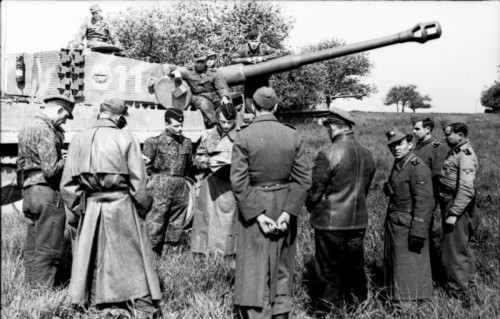 Bundesarchiv_Bild_101I-299-1805-03_Nordfrankreich_Soldaten_vor_Panzer_VI_Tiger_I.jpg