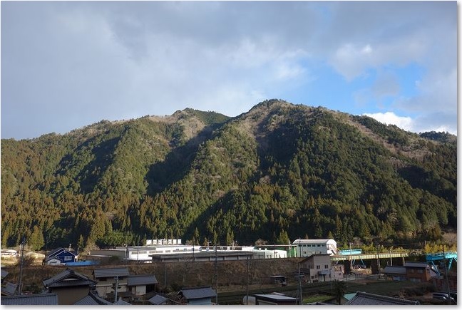 57山々と高山本線