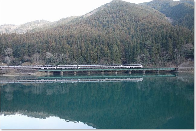 60ダム湖とひだ