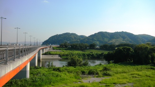 075御幸橋と男山.JPG