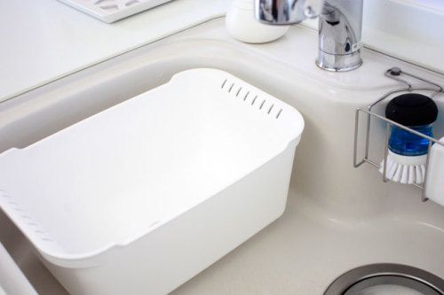 デザイン・色を選んで生活感のないスッキリしたキッチンに　我が家のキッチン　暮らしの雑貨　WAGAYA　（わがや）　MY　HOUSE　KITCHEN　シンクをスッキリ見せるウォッシュタブ　（洗い桶）　　LIBERALISTA-WASHTUB.jpg