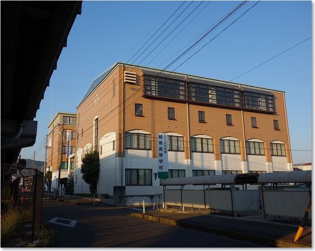 42道路の横に高校