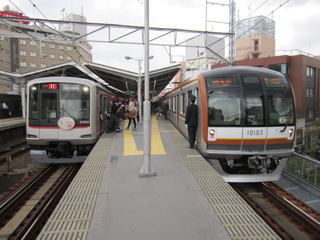 自由が丘駅での東急5050系と東京メトロ10000系