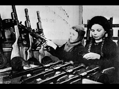 Siege_of_Leningrad-Children_at_work.jpg