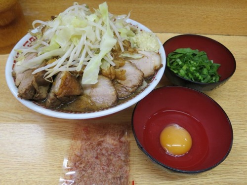 20160423_ラーメン二郎環七新代田_小豚ラーメン、行者ニンニク、なまたまご、かつおぶし.JPG