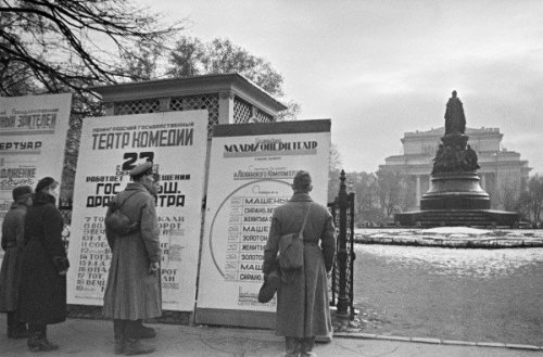 people-in-front-of-a-theater-marquee-in-leningrad-1941.jpg