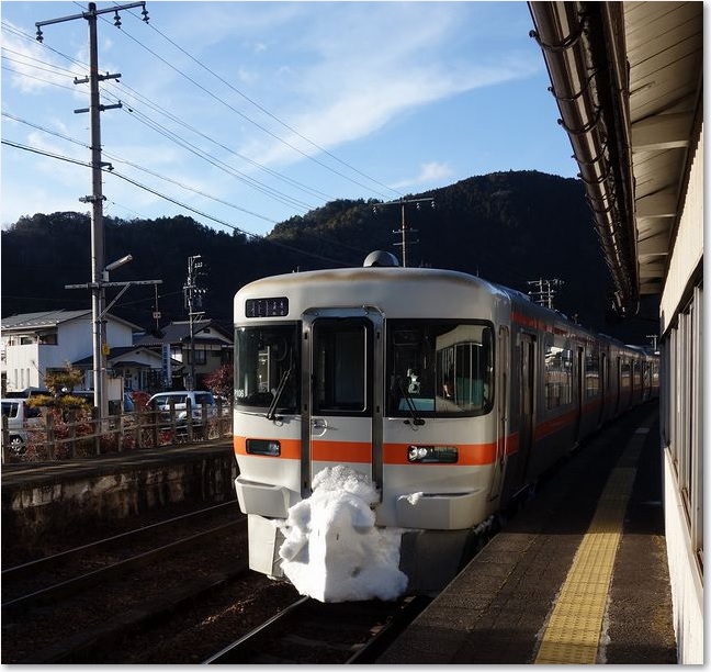 65雪の残るキハ25系
