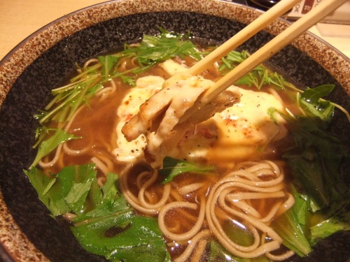 竹若上野アトレ店のオニオングラタンスープ蕎麦２