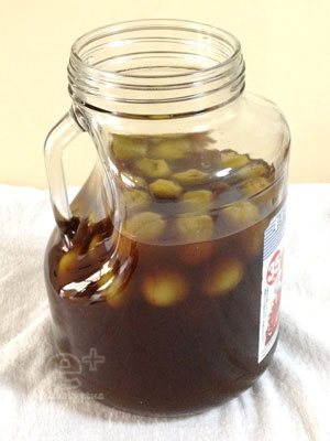 130715 黒糖梅酒 漬け始めて約１ヶ月半、かき混ぜ後