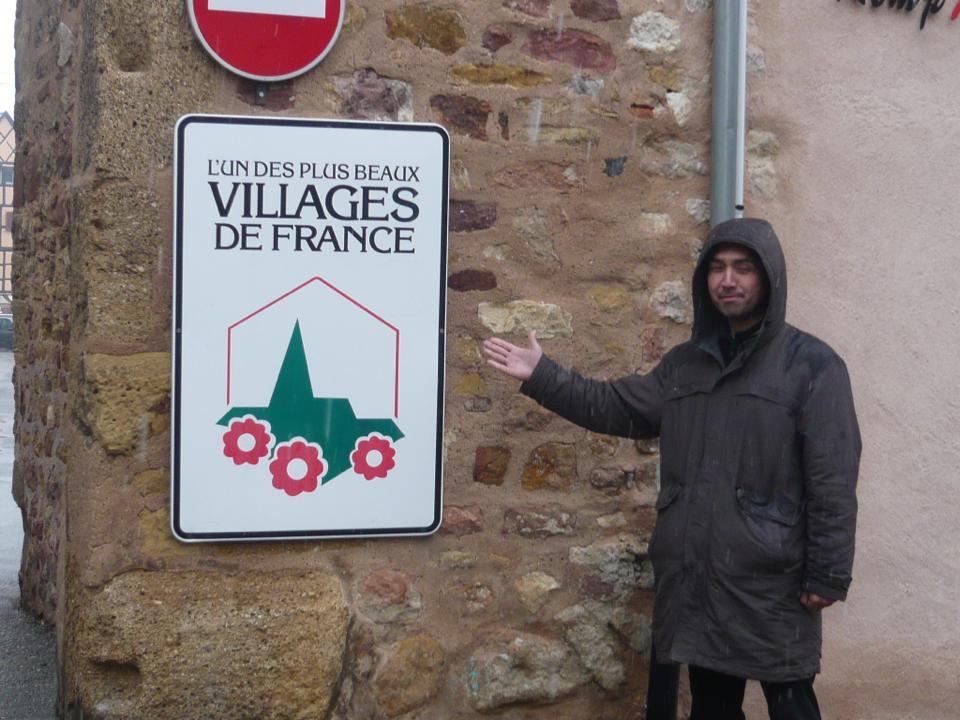 フランスで最も美しい村々の印。みぞれ降るなかを訪れました。