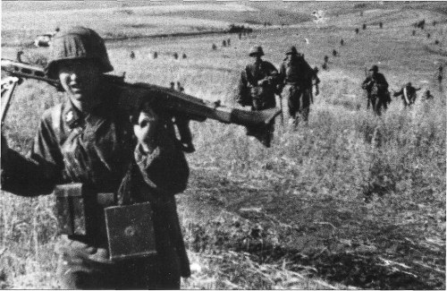 SS-Panzergrenadiers of the 2_ SS-Panzer-Division 'Das Reich' advance across the steppe in the south of Oboyan.jpg