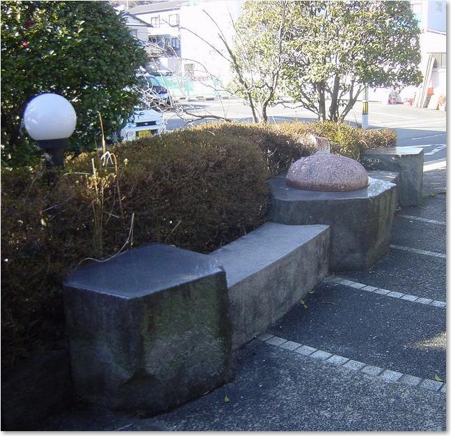 04石のベンチ