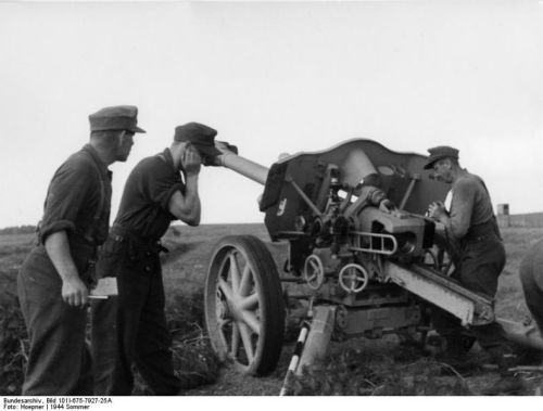 790px-Bundesarchiv_Bild_101I-675-7927-25A,_Ostfront,_leichte_Feldhaubitze_in_Feuerstellung.jpg