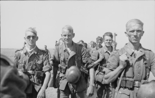 Bundesarchiv_Bild_101I-217-0465-32A%252C_Russland%252C_Soldaten_auf_dem_Marsch[1].jpg