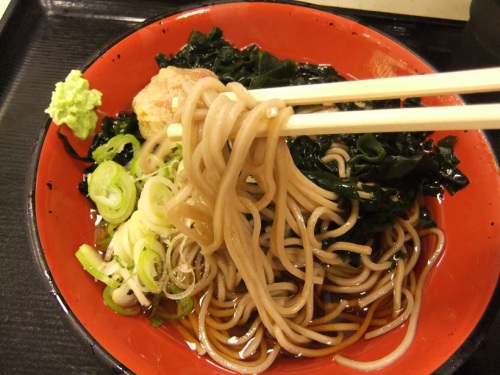 千住２丁目・富士そばの冷し梅天わかめそば２