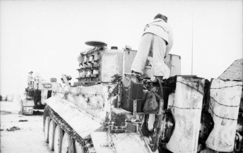 Bundesarchiv_Bild_101I-279-0946-16_Russland_bei_Witebsk_Panzer_VI_Tiger_I.jpg