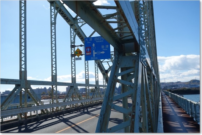 79橋の中間に交差点があります