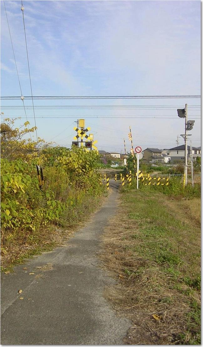 03狭い踏切.JPG