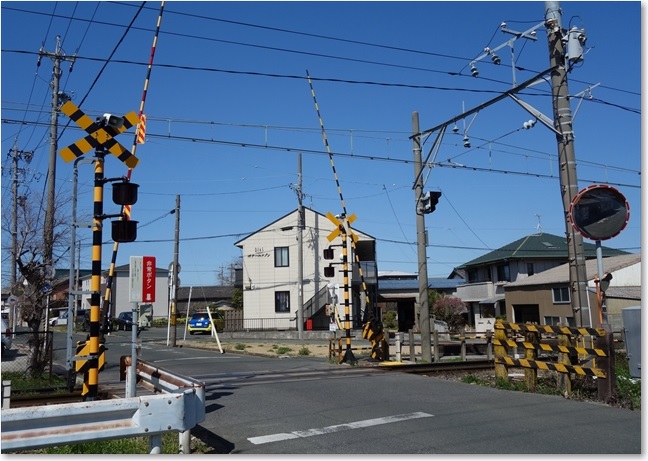 06この踏切を