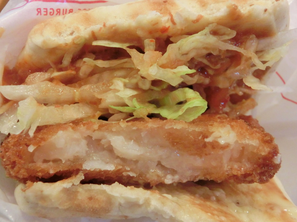 モスバーガー　海老カツフォカッチャ　断面.jpg