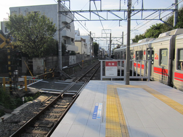 お立ち台で安全確認をする車掌