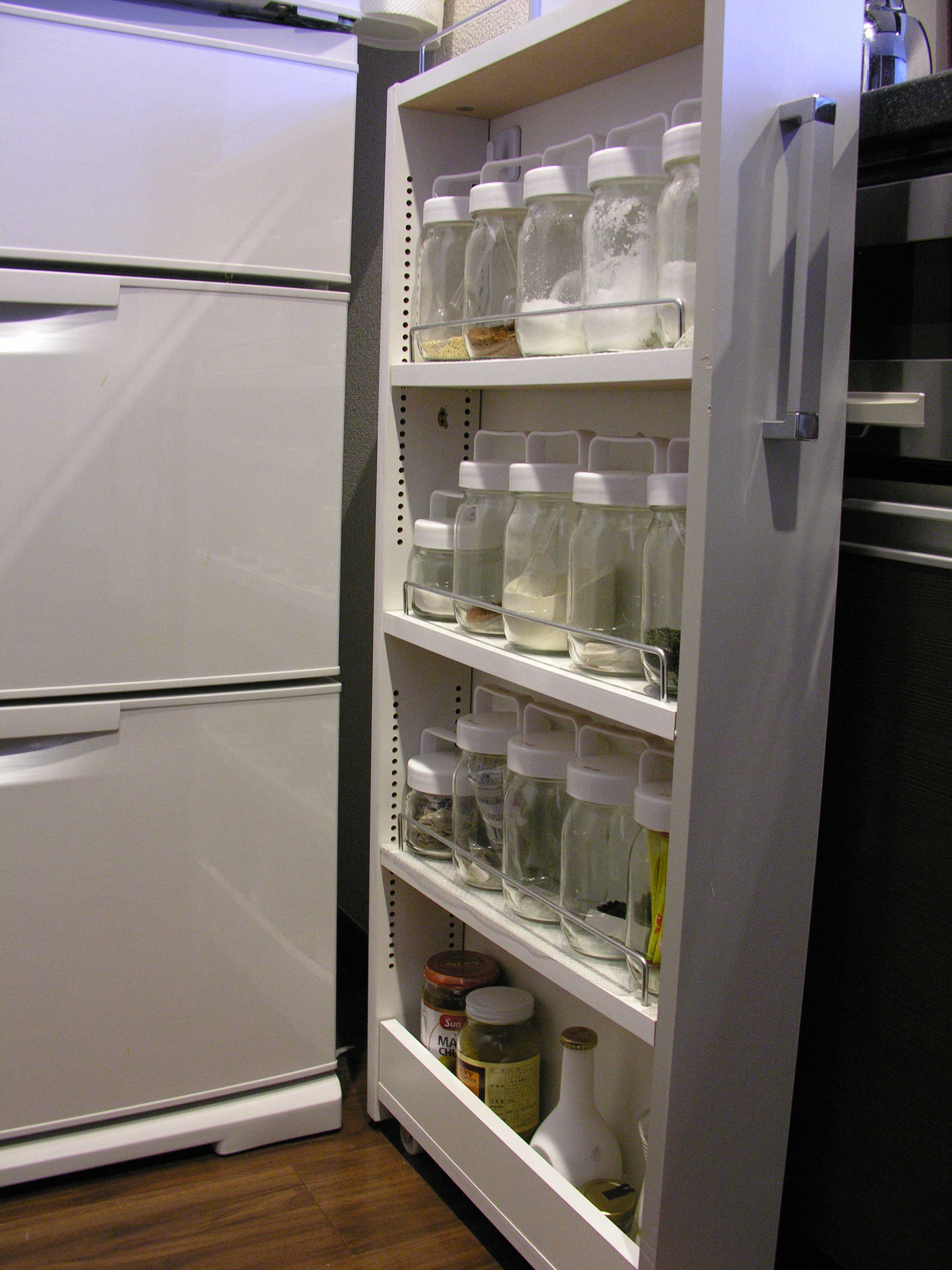 キッチンの収納の中まで美しく その３ 冷蔵庫横の調味料 隙間ラックの改善 Planning