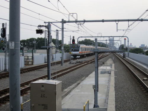 下り線を逆行して東小金井駅に進入する上り列車