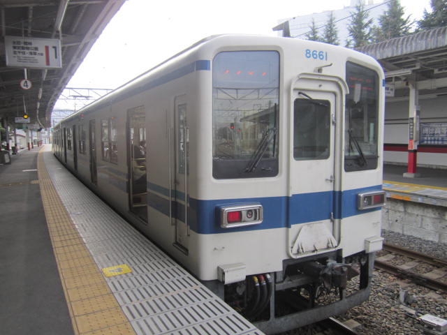 新桐生駅に停車中の東武8000系