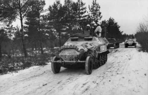 Bundesarchiv_Bild_101I-268-0178-06,_Russland,_Schützenpanzer.jpg