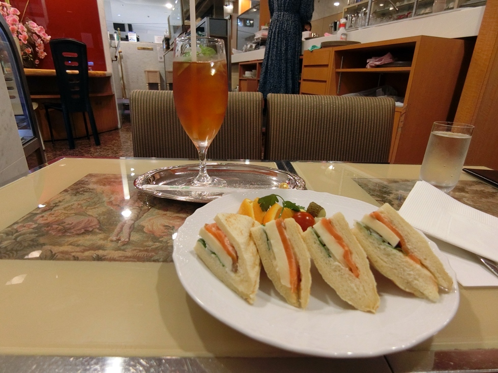 珈琲貴族　ホットサーモン＆アイスティー.JPG