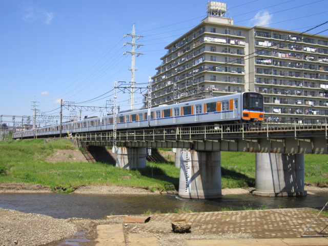 柳瀬川を渡る50090系