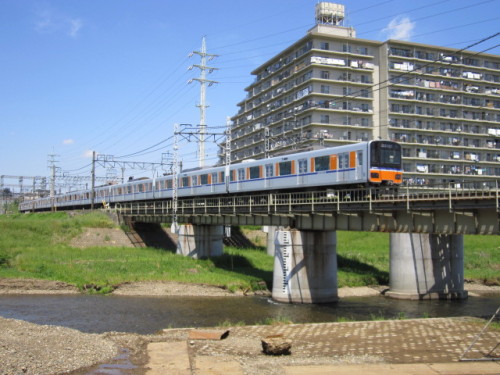 柳瀬川を渡る50090系