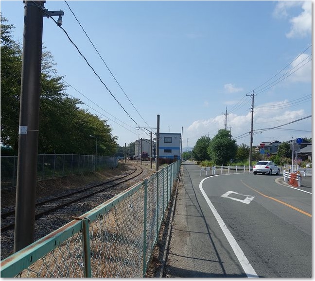 78線路と道路は離れます