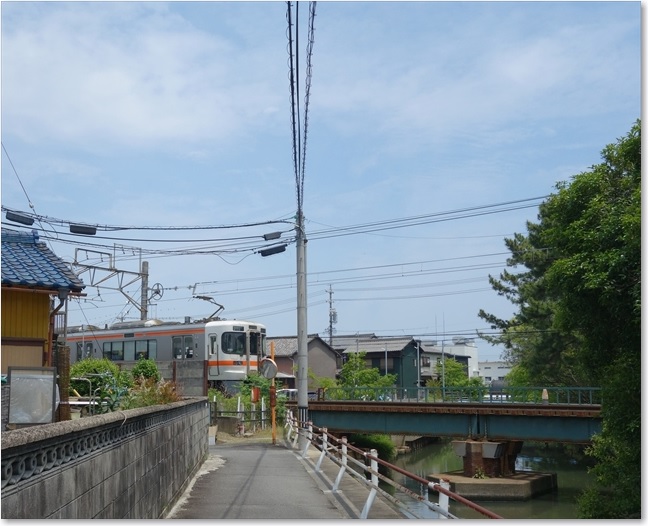 68さっきの鉄橋に電車