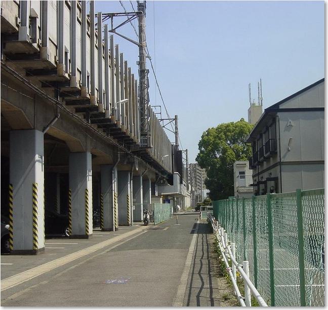 50線路沿いに駅へ