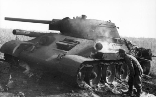 Bundesarchiv_Bild_101I-219-0553A-36,_Russland,_bei_Pokrowka,_russischer_Panzer_T34.jpg