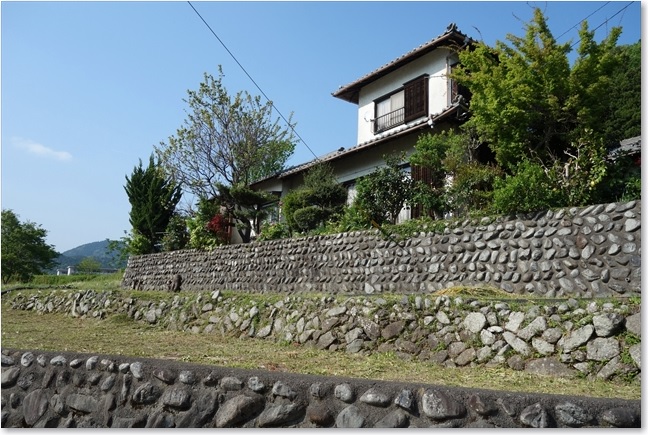 21石垣の上の家